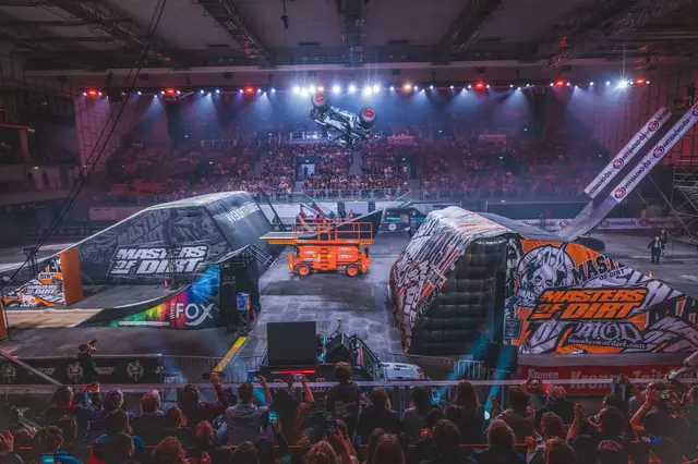 Foto: Fotos mit freundlicher Genehmigung und Dank an Semmel Concerts, Fabio Wibmer, DJ Mosaken, Georg Fechter, Syonvan Vliet, Stefan Mlacher, Lanxess Arena und dem Ensemble von MASTERS OF DIRT