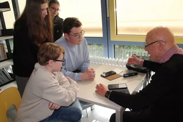 Hauke (12) und Kevin (15) hören sich gemeinsam mit Belinda (15) und Lotte (14) ganz aufmerksam die Fragen von Tony Sabel zur Handynutzung an, um diese anschließend ausführlich zu beantworten. Foto: Flick