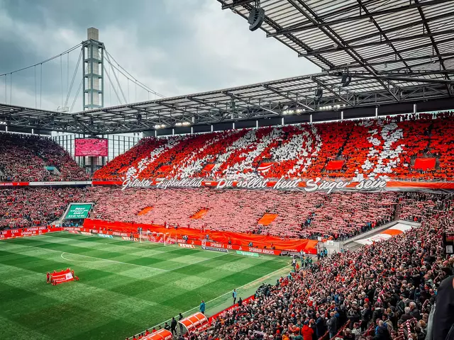 Ein Blick auf die Südkurve im RheinEnergie-Stadion.  | Foto: Serkan Gürlek