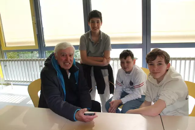 Hamza (13), Luca (12) und Joshua (12) haben viel Freude daran, ihr Wissen rund um die Nutzung von Smartphones an die ältere Generation weiterzugeben. Foto: Flick