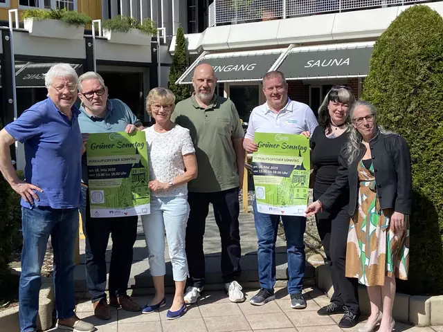 Vorstandsmitglieder des Werbekreises Siebengebirge präsentieren stolz vor dem Saunapark Siebengebirge das Plakat zum diesjährigen „Grünen Sonntag“.  | Foto: Gast