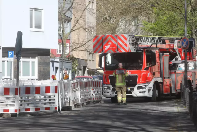 Die Feuerwehr und das Ordnungsamt überprüfen bei einer Durchfahrtskontrolle im Stadtteil Deutz die Rettungswege für Einsätze ohne Behinderungen. | Foto: Arton Krasniqi