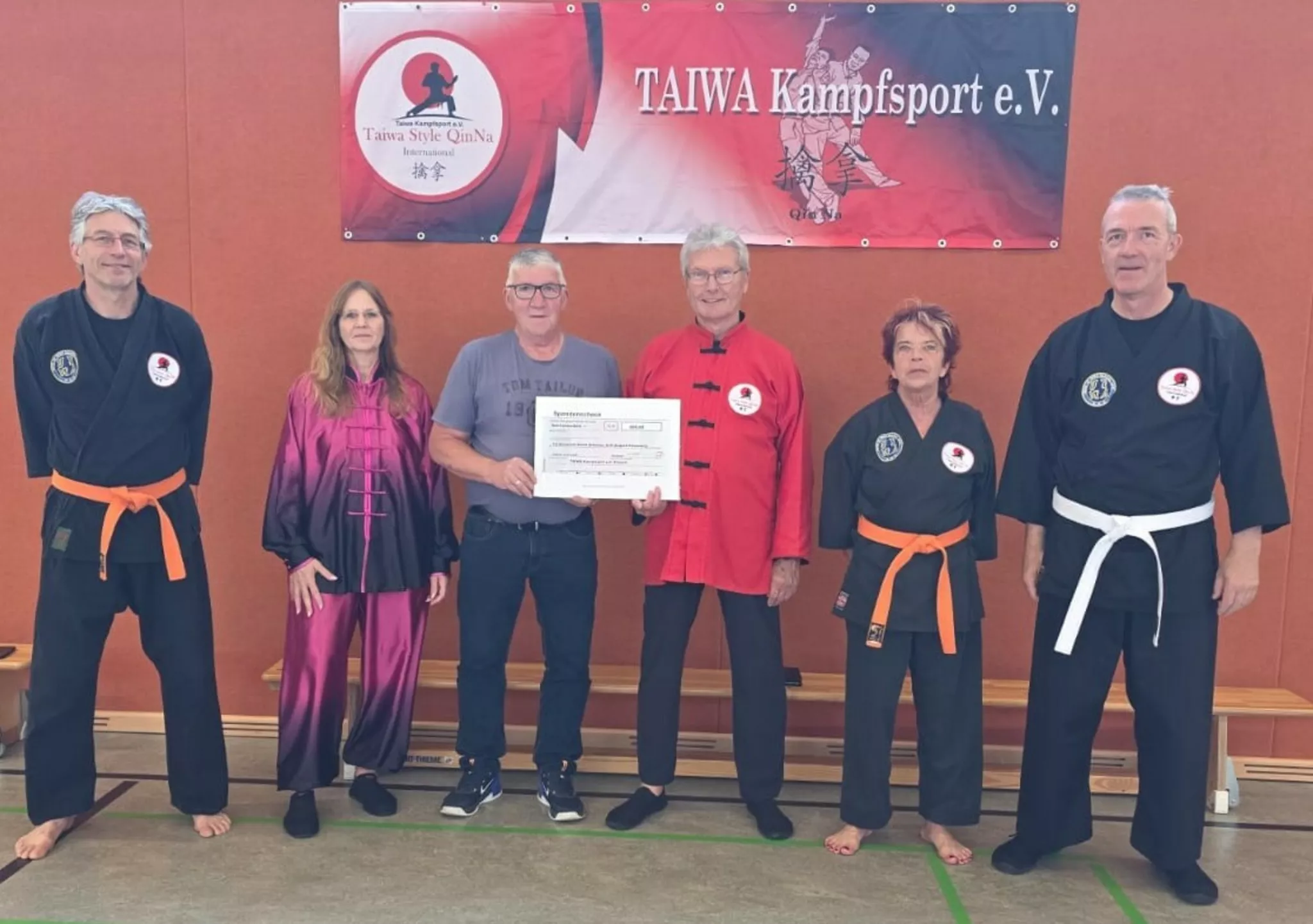 Taiwa Martial Arts EVによる寄付ハンドオーバー：スポーツをして助けてください…