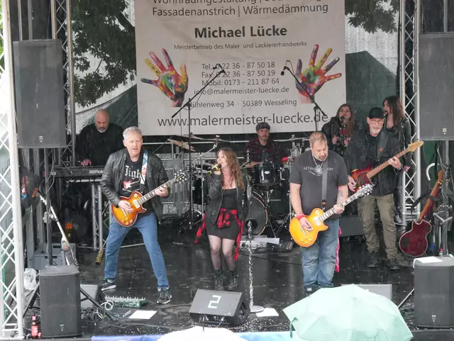Guns n' Poses als letzter Act auf der Rheinbühne im Regen.  | Foto: Anita Brandtstäter