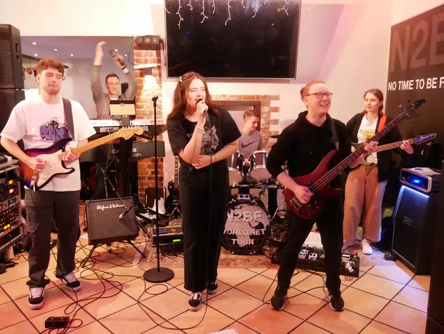 Die Schülerband Trouble der Modern Music School Brühl beeindruckte mit einem guten Cover-Programm im Sonnenberg Wesseling.  | Foto: Anita Brandtstäter