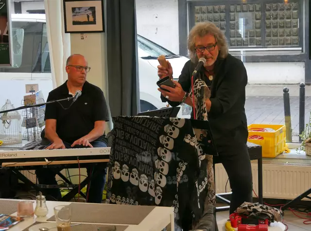 Jörg Dahmen zog mit seinen "Leisen Leedern" im Duo mit dem Pianisten Maik Müller wieder Gäste in Mines Spatzentreff.  | Foto: Anita Brandtstäter