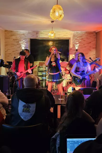 Zweite Band im Op d'r Eck in Berzdorf: Die Rockgören - ebenfalls mit Sängerin Michaela Ansey.  | Foto: Ralf Daniel