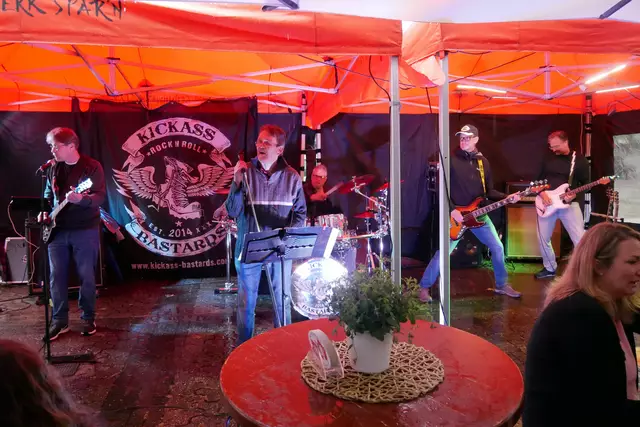Vor dem C'est la Vie waren zwei Pavillons für die Kickass Bastard aufgebaut, so dass es nicht ganz so nass war.  | Foto: Anita Brandtstäter