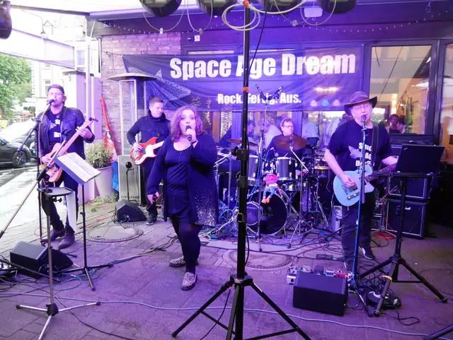 Space Age Dream zum ersten Mal in Wesseling - leider bei Regen im Biergarten der Kulisse.  | Foto: Anita Brandtstäter