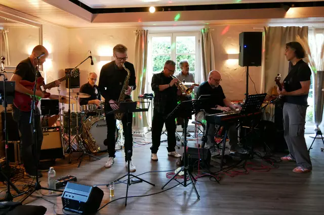 Beim Opening am Freitag in der Kölschbar bei 30 Stühle war es kalt, aber noch trocken: zunächst begeisterte die siebenköpfige Jam Gang mit Fusion Jazz sowie Hits und Standards, gesungen von Nina Anders.  | Foto: Anita Brandtstäter