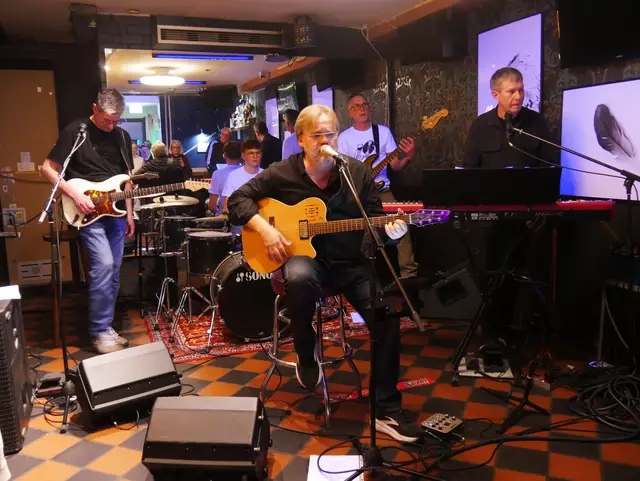 Volles Haus in der Ersatz-Location ChezSam beim Konzert der Wesselinger Band ToMess.  | Foto: Anita Brandtstäter