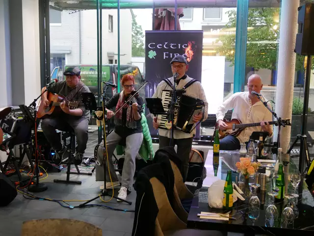 Im Tendur Restaurant begeisterte Celtic Fire mit irischem und schottischem Folk.  | Foto: Anita Brandtstäter