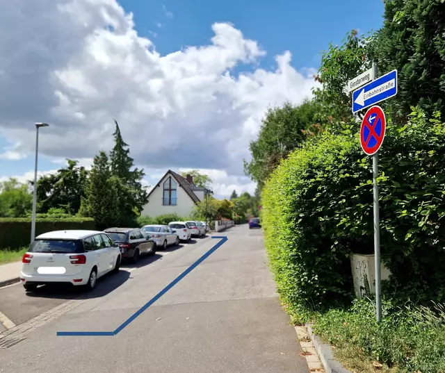 Der Parkstreifen im Ginsterweg wird testweise zur Hol- und Bringzone für das Schulzentrum am Sandweg. Foto: Stadt Rösrath