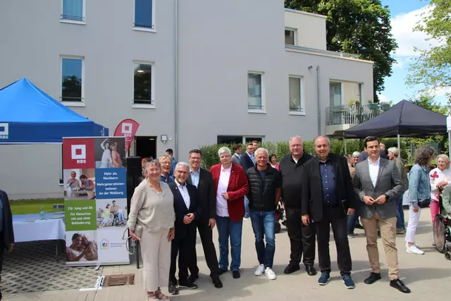 Die Rheinisch-Bergische Siedlungsgesellschaft (RBS) hatte zusammen mit dem Verein Wohnfreu(n)de Refrath zum Eröffnungsfest des Mehrgenerationenhauses „An der Wallburg“ eingeladen. Foto: Flick