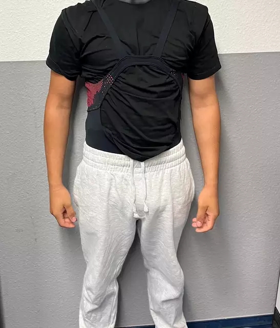 Der 16-Jährige trägt einen Badeanzug verkehrt herum und nutzte diesen als Versteck für seine Diebesbeute. | Foto: Polizei Düsseldorf