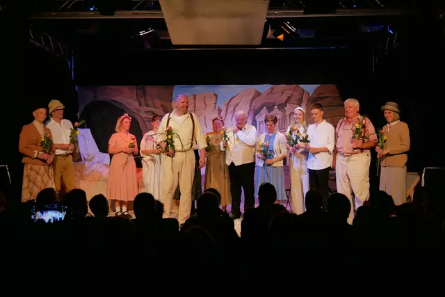 Viel Applaus vom Publikum und fröhliche Gesichter der Darstellerinnen und Darsteller des Phoenix-Theaters Wesseling bei der Premiere von "Der Tod wartet" von Agatha Christie.  | Foto: Anita Brandtstäter