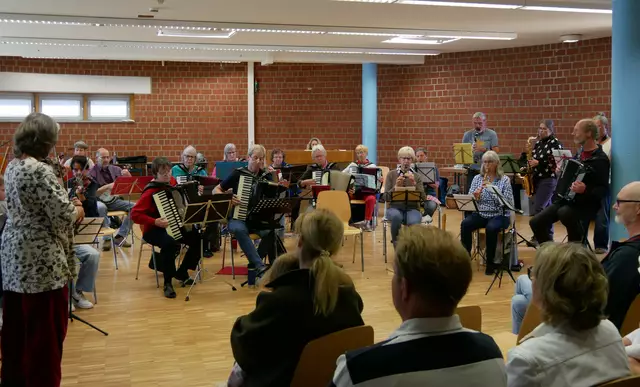 Abschlussrunde in der Rotunde der Gesamtschule Niederkassel vor Publikum: Klezmer-Workshop der Musikschule Niederkassel mit Stefanie Hölzle, Geige, und Daniel Marsch, Akkordeon.  | Foto: Anita Brandtstäter