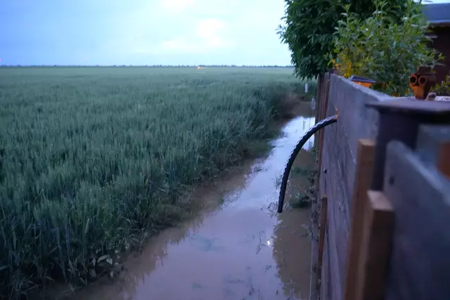 Von den Feldern hatte sich das Wasser am Samstag durch die Gärten der Anwohner auf die Straßen gedrückt. | Foto: Stadt Erftstadt