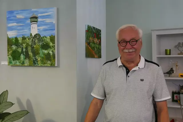 Der Wesselinger Künstler Hans Fricke mit zwei seiner Bilder in Mines Spatzentreff.  | Foto: Anita Brandtstäter