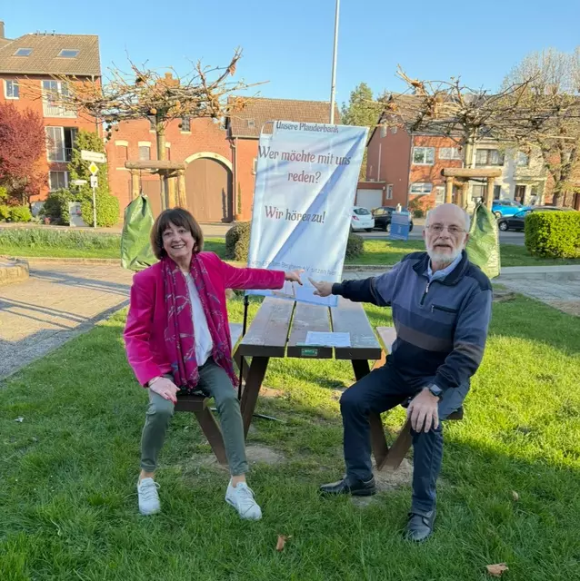 Monique Roden und der Kentener Ortsbürgermeister Hans-Jürgen Knabben setzen mit Ehrenamtlern des EFI-Teams Bergheim das Projekt "Plauderbank" um.  | Foto: Hans-Jürgen Knabben