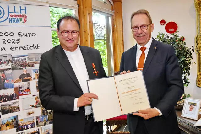 Landrat Jochen Hagt übergibt Michael Enders die Verleihungsurkunde | Foto: Bildrechte: Max Hoenow