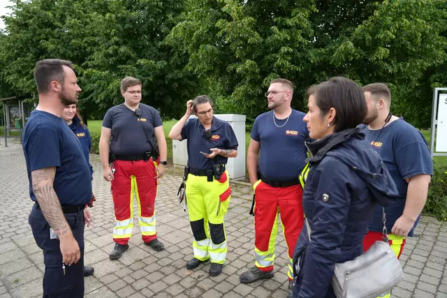 Bürgermeisterin Carolin Weitzel empfing am Sonntagmorgen in Herrig auch die Hilfskräfte des ASB Rhein-Erft/Düren mit Philipp Uhle (l.). Der ASB übernahm die Koordination der Hilfsmaßnahmen vor Ort. | Foto: Stadt Erftstadt