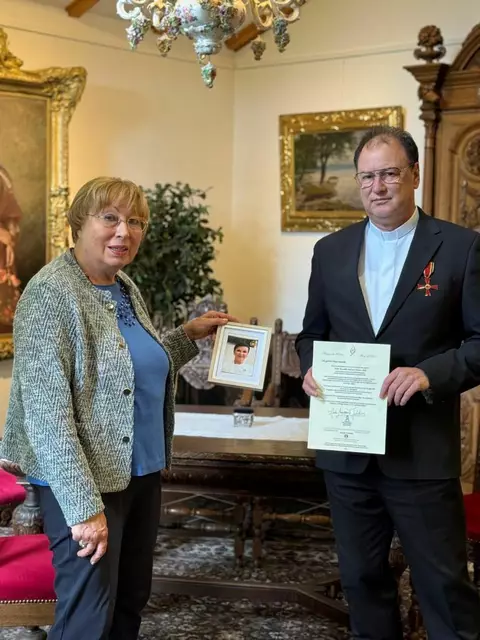 Susanne Enders und Michael Enders mit Grußbotschaft von Herta Margarete Habsburg-Lothringen Gründerin und Präsidentin von "Flame of Peace" | Foto: Bildrechte: Michael Enders