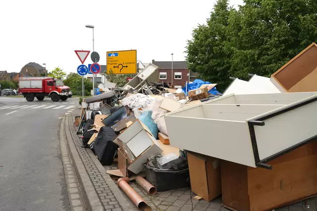 Für den Sperrmüll und den Elektroschrott - nicht für Bauschutt - wurden temporäre Sammelplätze eingerichtet, die die Stadt Erftstadt am Dienstag räumen und den Müll dann fachgerecht entsorgen lässt.  | Foto: Stadt Erftstadt
