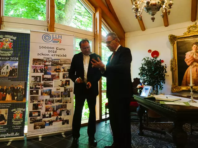 Michael Enders lks. Landrat Jochen Hagt re. | Foto: Bildrechte: Norbert Herod