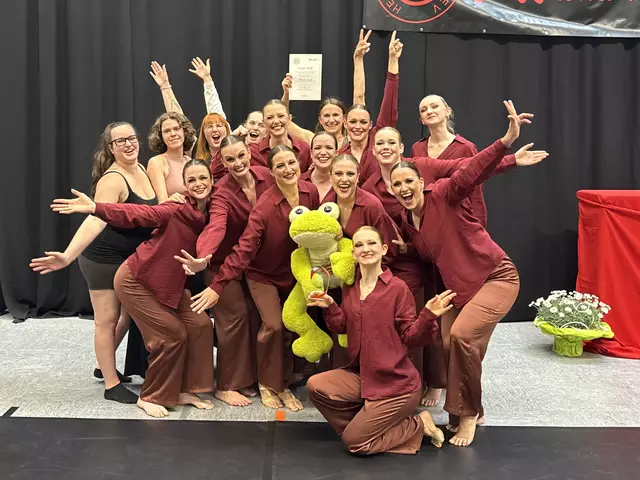 Glückwunsch an die erfolgreichen Tänzerinnen des Troisdorfer TV: Melina Apel, Michi Barrig, Johanna Baust, Jessica Bernards, Verena Friebe, Anna Goerentz, Lisa Goerentz, Laura Gruschka, Hannah Guentgen, Benita Hermes, Sarah John, Melina Knopp, Isabella Kotterba, Miriam Schäfer, Alina Schwubbe und Isabelle Zimmer.  | Foto: Troisdorfer TV