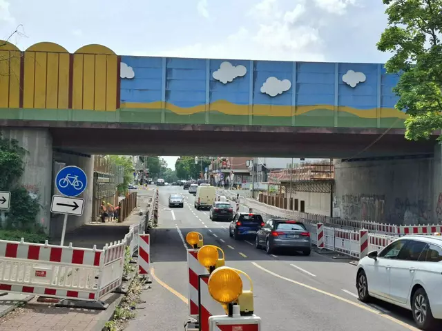 Der Kronenweg wird vom 13. bis 16. Juni an dieser Stelle voll gesperrt werden müssen. Die Autobahn AG baut dann das Tragwerk für die Brücke ein. | Foto: Dirk Pokorny