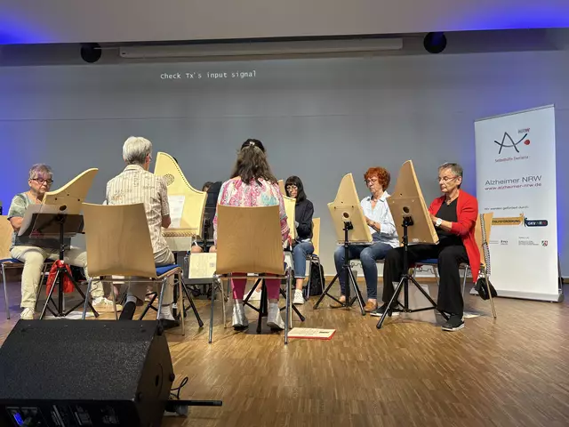 Das Tischharfen-Ensemble der Musikschule Hürth spielt bei der Premiere des Ehrenamtsfilms der Alzheimer Gesellschaft | Foto: Andrea Floß
