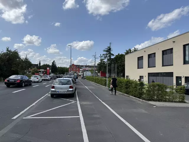 Die Janusz-Korczak Schule liegt direkt an der viel befahrenen Siegburger Straße, einen Bordstein gibt es dort nicht. | Foto: Büge
