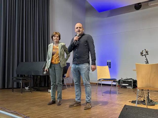 Dr. Sibylle Schreckling von der Alzheimer Gesellschaft Rhein-Erft-Kreis und Thomas Knechten vom Ernst-Mach-Gymnasium in Hürth stellen ihr erfolgreiches Mehrgenerationenprojekt vor   | Foto: Andrea Floß