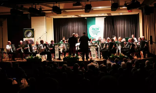 Der 1. Akkordeon-Club-Niederkassel bestritt gemeinsam mit der Brian Laurie Accordion Showband aus Paisley, Schottland, den dritten Konzertteil auf der Bühne der Alfred-Delp-Realschule in Niederkassel-Mondorf.  | Foto: Anita Brandtstäter