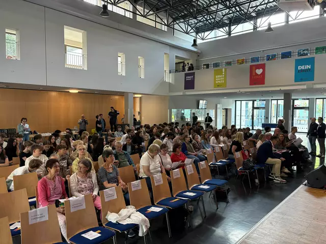 Viele Gäste sind zur Premiere des Ehrenamtsfilms in die Aula des Ernst-Mach-Gymnasium nach Hürth gekommen | Foto: Andrea Floß