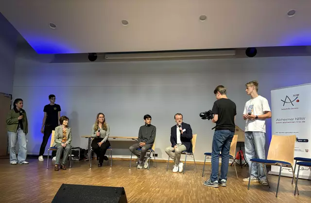 Dr. Sibylle Schreckling und Aline Wybranietz von der Alzheimer Gesellschaft im Gespräch zum Thema Ehrenamt mit Schüler Tobias Böttger und Eugen Hansen vom Ernst-Mach-Gymnasium  | Foto: Andrea Floß
