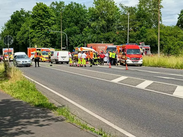 Bei einem Verkehrsunfall in Hürth sind laut ersten Erkenntnissen ein Kind und ein Mann schwer verletzt worden. | Foto: Pejogie