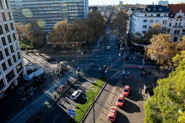 Blick in die Aachener Straße mit dem Rudolfplatz im Vordergrund.  | Foto: Michael Bause
