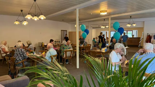 Gut besucht war der neu gestaltete Mondorfer Treff schon am ersten Nachmittag. Viele nahmen das Angebot von Kaffee und Kuchen, Spielen und die Möglichkeit zu plaudern gerne an.  | Foto: Babiak