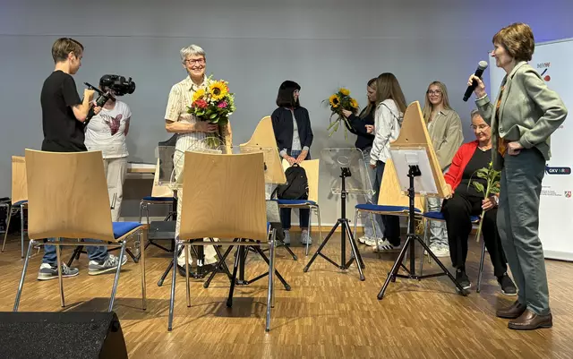 Musikpädagogin und Leiterin des Tischharfen-Ensembles Ulla Henkel ist begeistert von der Zusammenarbeit von Jung und Alt in Hürth | Foto: Andrea Floß