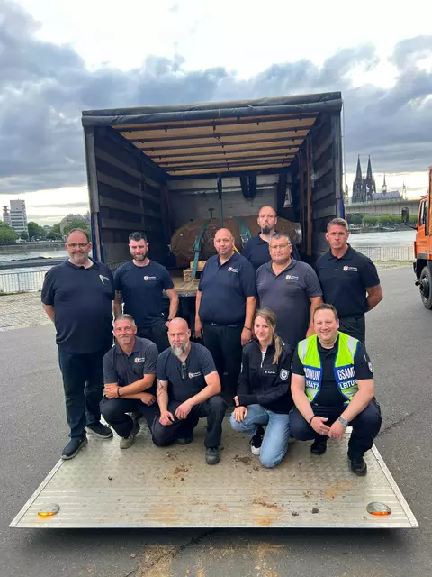 Nach erfolgreicher Entschärfung zeigen sich die Beteiligten zufrieden. | Foto: Stadt Köln