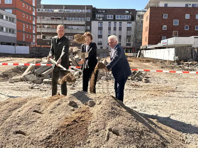 Den ersten Spatenstich für den Neubau des Bezirksrathaus. Jetzt geht es in die Tiefe.  | Foto: Sandra Milden