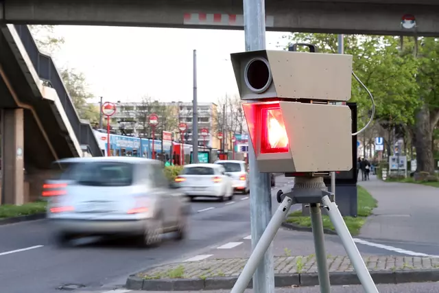 Bis der stationäre Blitzer installiert ist, kontrolliert die Polizei die Geschwindigkeit. | Foto: Archiv: Martina Goyert