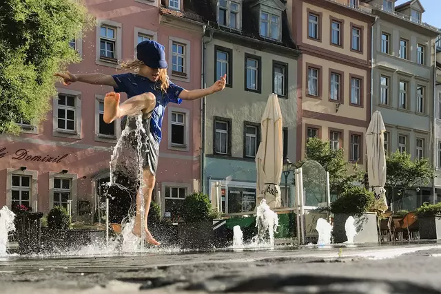 In Altenburg fängt der Spaß schon auf dem Marktplatz an. Foto: DJD/Tourismusverband Altenburger Land/Jaron Bülters