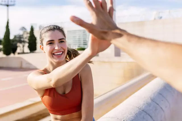 Geschafft! Gesunde Gewohnheiten wie regelmäßiges Joggen halten fit und machen Spaß. Etablieren lassen sie sich am besten in kleinen Schritten. Foto: DJD/www.bkk24.de/Xavier Lorenzo - stock.adobe.com