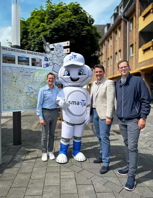Über das neue kostenfreie Freizeitangebot informierten (von links): Projektleiter Max Schwerhoff, Digital-Maskottchen Smarta, Bürgermeister Alexander Biber und Fabian Wagner (Leiter der Stabsstelle Digitalisierung). | Foto: Stadt Troisdorf