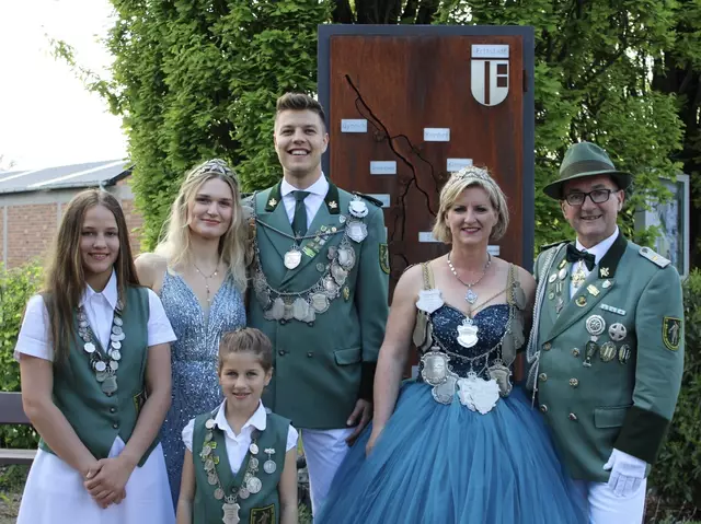 Die Majestäten der Ahremer Schützenbruderschaft: Schülerkönigin Mia Misgeld, Jungschützenkönig Nils Vogel mit Denise Baumann, Schülerprinzessin Viola Schwarz und Bezirkskönigin Britta Janßen mit Stephan Fuchs. Foto: Schützenbruderschaft | Foto: Schützenbruderschaft
