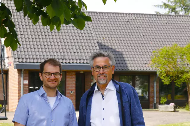 V.l. Pfarrer Hendrik Schnabel und Presbyteriumsmitglied Hartwig Steege vor der Kirche in Heppendorf. | Foto: Evangelische Kirchengemeinde/ Steege 