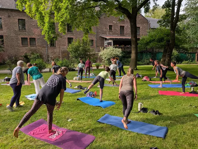 Das Bedburger Programm von „Sport im Park“ findet überwältigenden Zuspruch. Allein in der ersten Woche besuchten 641 Teilnehmer die Sportkurse.  | Foto: Stadt Bedburg